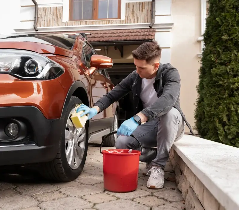 Lavage auto à domicile Civry-la-Forêt : professionnel intervenant sur un véhicule